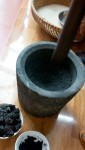 Gạo giã cùng bột than đen đến khi tinh bột bám vào hạt gạo đen bóng