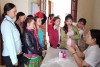 Cán bộ y tế huyện Văn Bàn tuyên truyền, hướng dẫn người dân kế hoạch hóa gia đình, không tảo hôn và hôn nhân cận huyết thống.                 Ảnh: TL