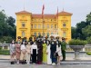 Các thí sinh tham dự Lễ Tổng kết và trao giải Cuộc thi Đại sứ Văn hóa đọc năm 2021  chụp ảnh lưu niệm tại Khu Di tích Chủ tịch Hồ Chí Minh