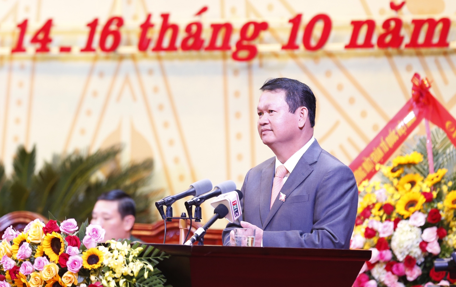 Đồng chí Nguyễn Văn Vịnh đọc diễn văn khai mạc Đại hội