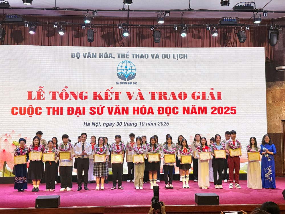 BTC trao giải cho các thí sinh cấp THCS (ảnh Báo Văn hóa)