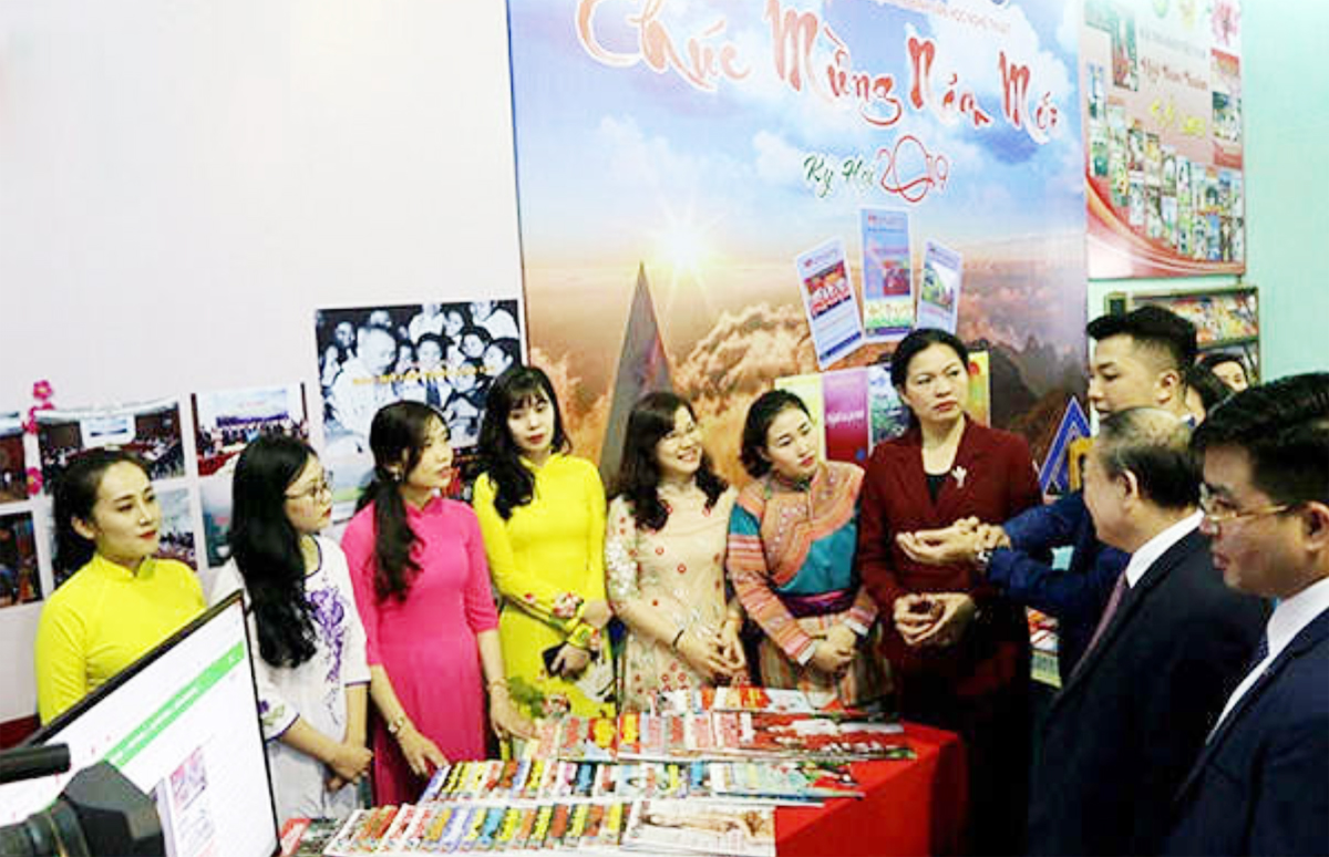Các đại biểu tham quan triển lãm tại Hội báo Xuân tỉnh Lào Cai năm 2019
