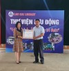 Bà Vy Kiều Kim - PGĐ Thư viện tỉnh trao tặng sách tại xã Trịnh Tường