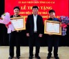 Ông Tẩn Vần Siệu (bìa trái) nhận danh hiệu “Nghệ nhân nhân dân”. Ảnh: TQ
