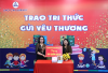 Bà Mã Én Hằng - P.Chủ tịch Ủy ban MTTQ Việt Nam tỉnh Lào Cai trao tặng sách cho Thư viện tỉnh