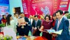 Đại biểu tham quan, trải nghiệm các khu vực trưng bày của Thư viện tỉnh tại Hội báo Xuân.