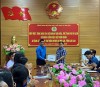 Đ/c Trần Huy Toản, Phó Chủ tịch Phụ trách Công đoàn Bộ VHTTDL tặng sách cho Thư viện huyện Si Ma cai, tỉnh Lào Cai.