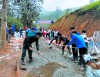 Người dân huyện Bát Xát tham gia đổ bê tông đường giao thông nông thôn.
