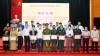 Khen thưởng các cá nhân điển hình tiên tiến.     Ảnh: Hữu Huỳnh