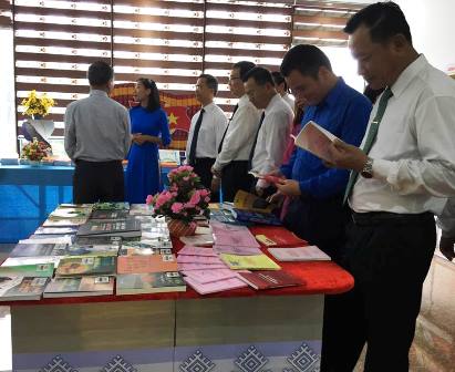 Các đại biểu tham quan khu trưng bày
