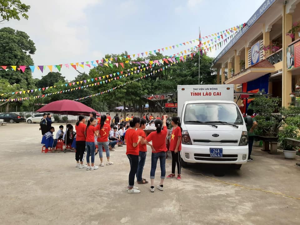 Thư viện lưu động "Ánh sáng tri thức" phục vụ tại trường THCS xã Xuân Giao và trường THCS xã Sơn Hà - huyện Bảo Thắng