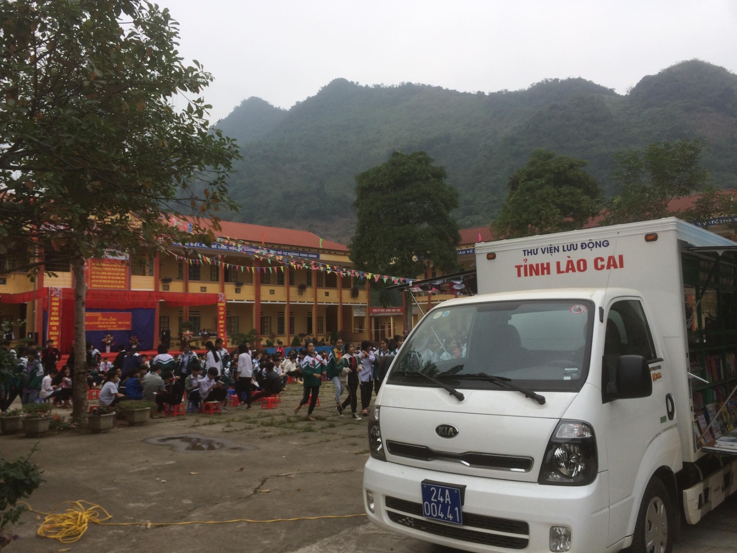 Thư viện lưu động "Ánh sáng tri thức" phục vụ tại trường THCS thị trấn nông trường Phong Hải