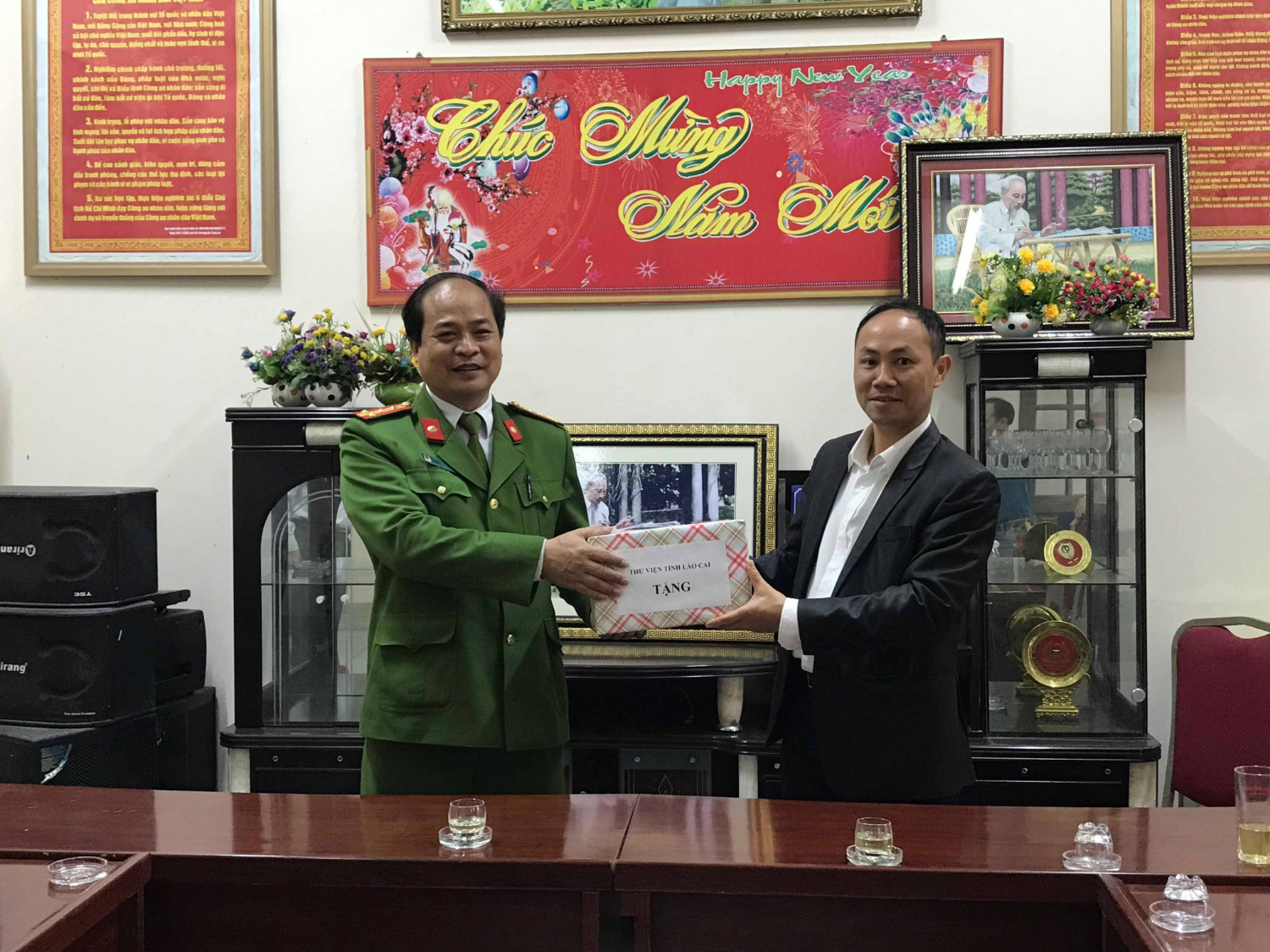 Luân chuyển sách và phục vụ lưu động tại trại tạm giam -  Công an tỉnh Lào Cai