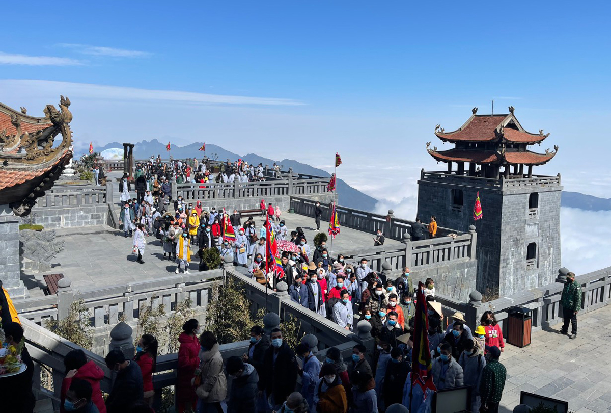 Du khách thập phương nô nức dự Hội xuân mở Cổng trời Fansipan.