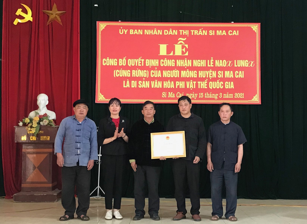 Trao quyết định công nhận nghi lễ cúng rừng của người Mông huyện Si Ma Cai là di sản văn hóa phi vật thể quốc gia.