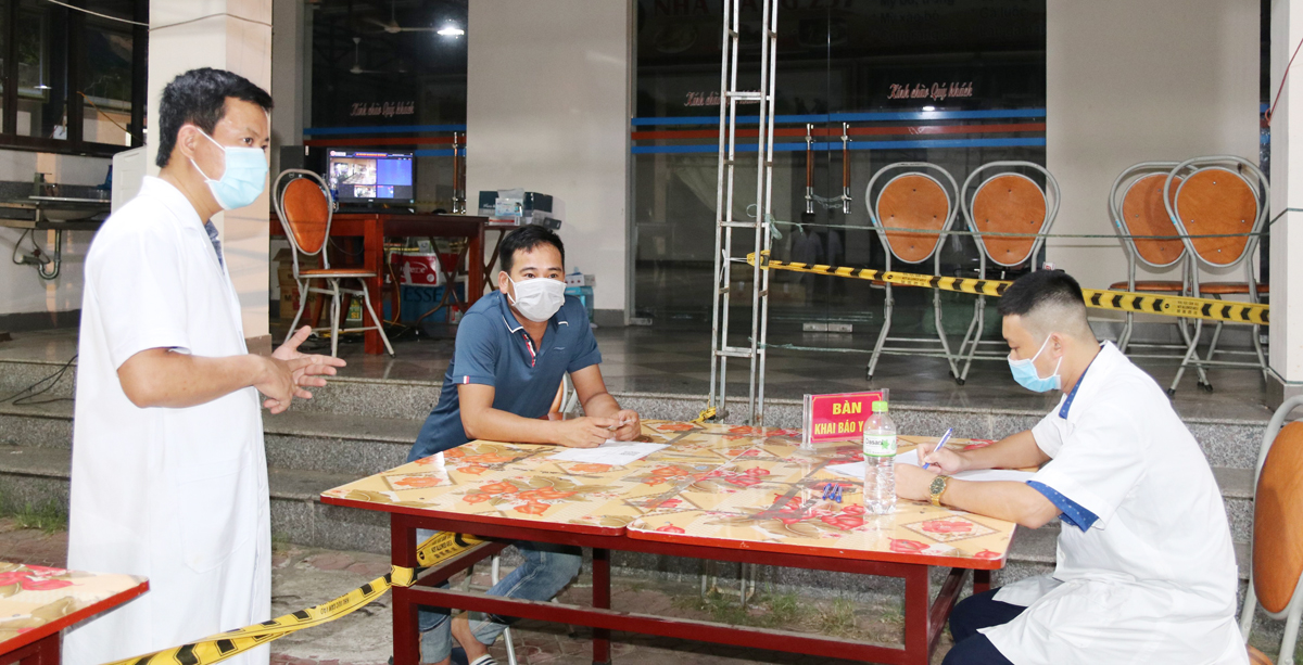 Người dân khai báo y tế tại Chốt kiểm soát y tế Km 237, cao tốc Nội Bài – Lào Cai.