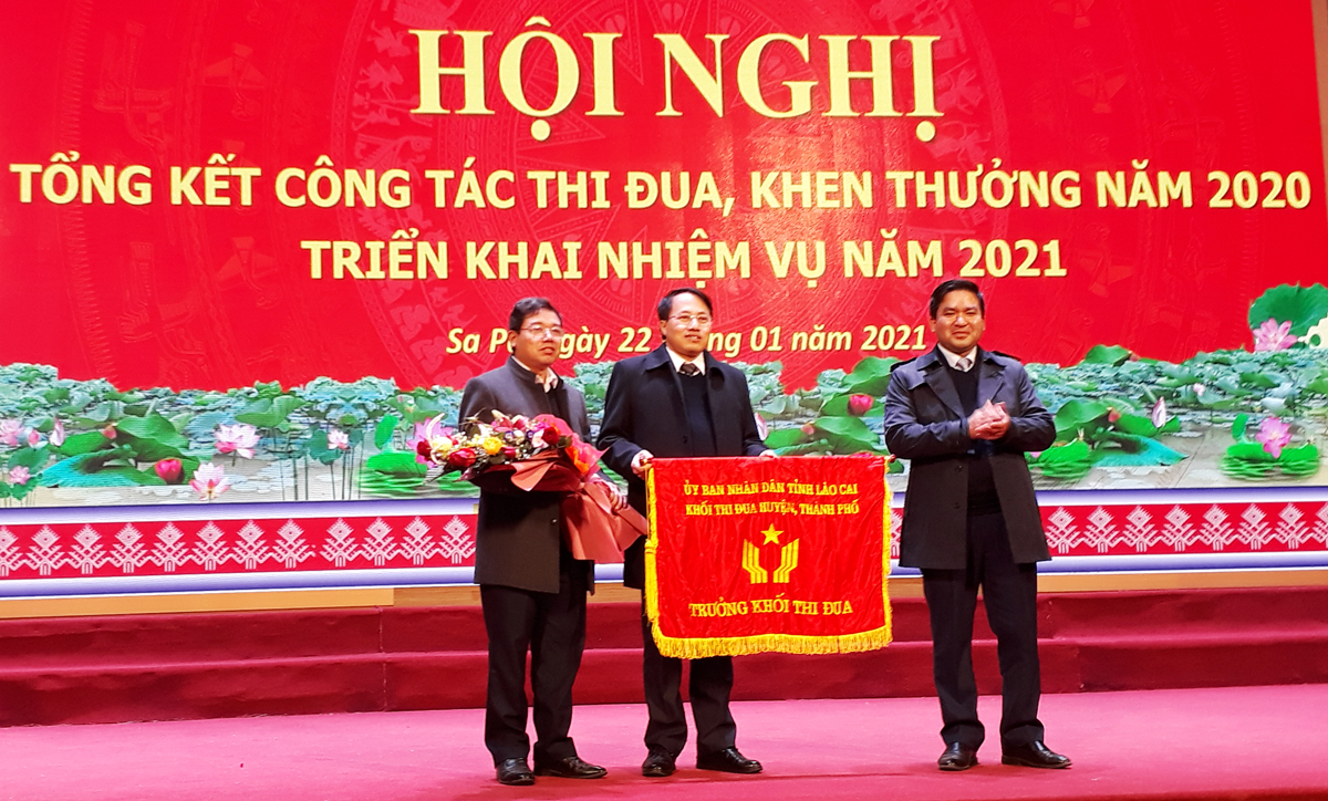 Bàn giao nhiệm vụ trưởng khối thi đua năm 2021 Khối các huyện, thị xã, thành phố