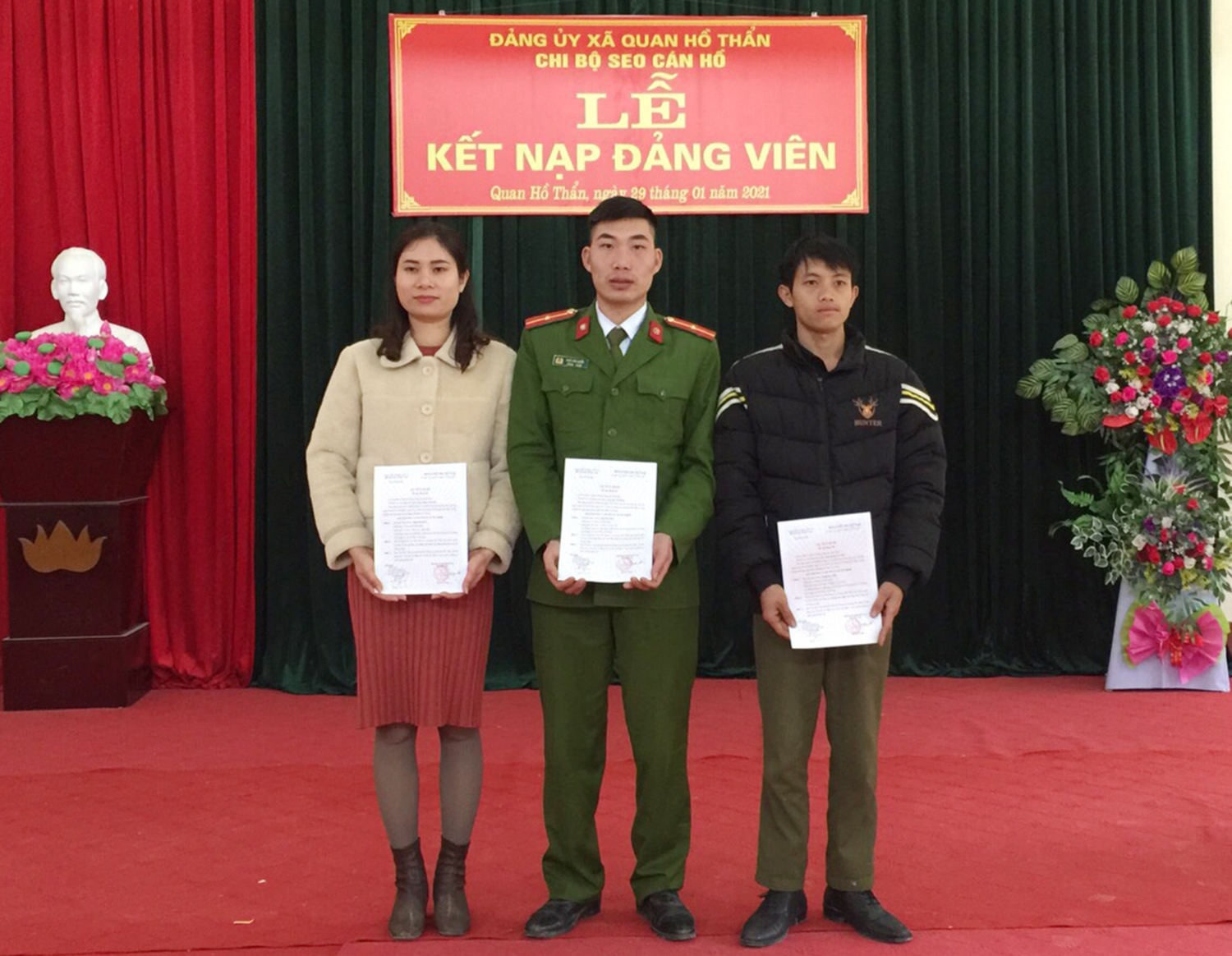 Lễ kết nạp đảng viên tại Chi bộ Seo Cán Hồ (Đảng bộ xã Quan Hồ Thẩn)
