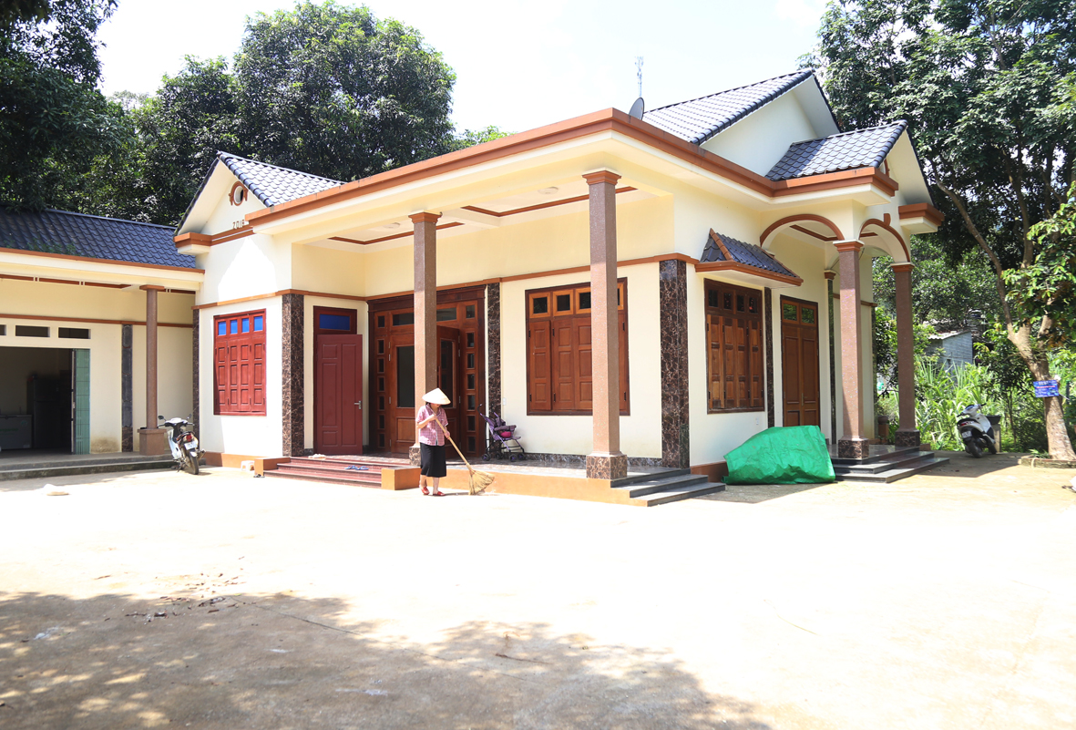 Nhờ phát nỗ lực phát triển kinh tế, nhiều hộ dân ở xã Tả Phời đã xây dựng được nhà cửa khang trang, sạch đẹp.