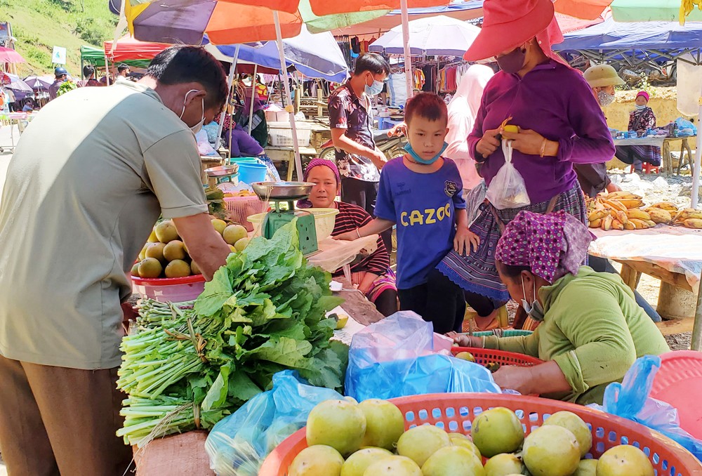 Hoạt động mua bán tại chợ Cán Cấu (Si Ma Cai) ngày 11/9.