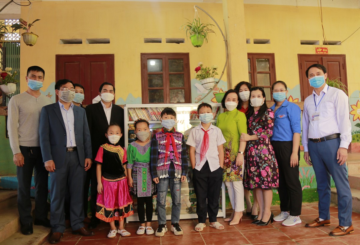 Mang sách đến cho học sinh vùng cao