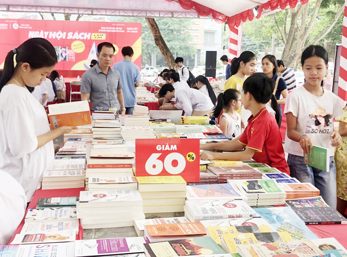 Đông đảo người dân tham gia Ngày hội Sách và Văn hoá đọc năm 2021.