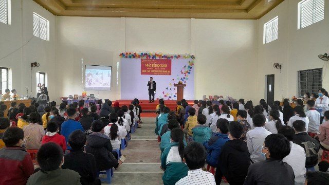 Trao tặng sách và phục vụ lưu động tại Ngày hội đọc sách trường TH &THCS số 2 Tả Phời - Tp. Lào Cai