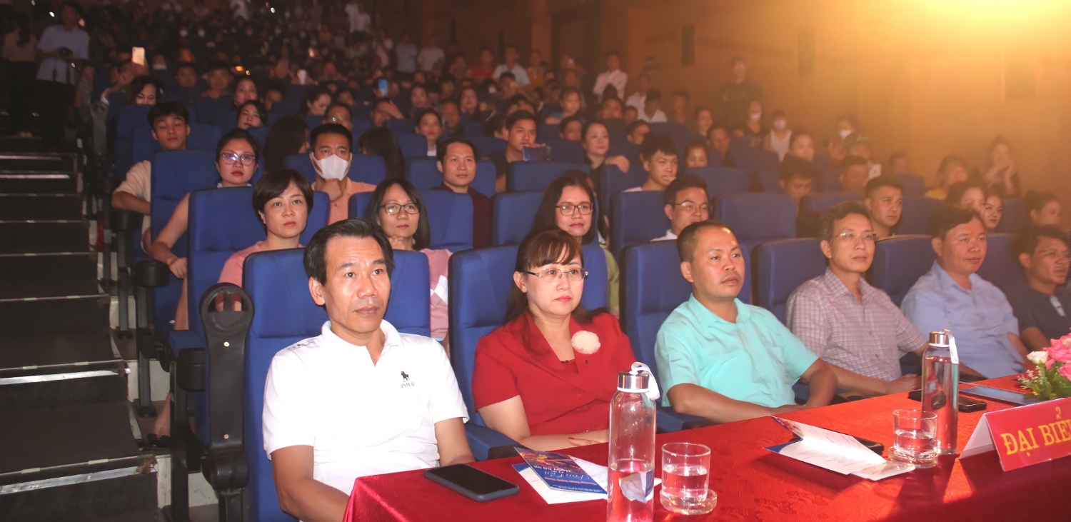 Đại biểu dự khai mạc hội diễn.
