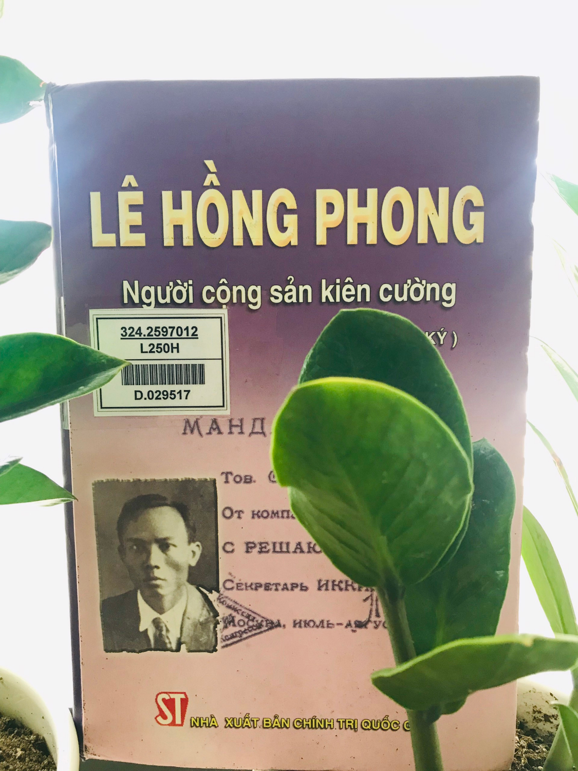Giới thiệu sách Kỷ niệm 120 năm Ngày sinh đồng chí Lê Hồng Phong (1902- 2022): Lê Hồng Phong- Người cộng sản kiên cường