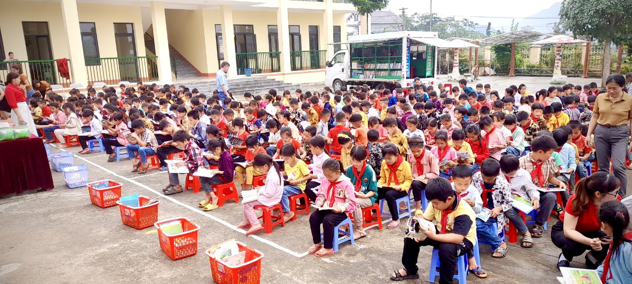Phục vụ đọc sách tại xe lưu động