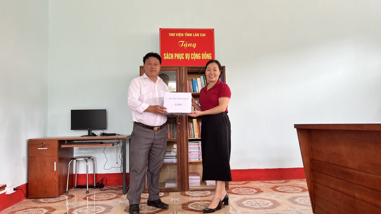 (Trao tặng sách tại xã Nậm Chảy)