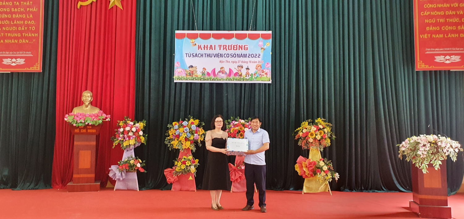 Thư viện tỉnh Lào Cai thực hiện xây dựng tủ sách cơ sở và phục vụ lưu động tại huyện Văn Bàn