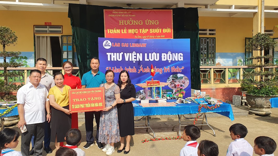 CLB Vùng cao yêu thương trao tặng tủ sách tại trường tiểu học Pa Cheo
