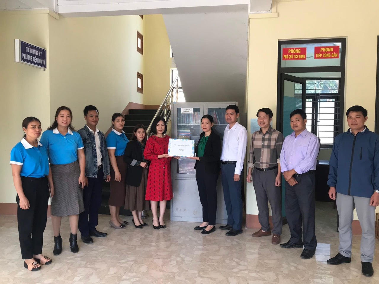 PGĐ. Thư viện Tỉnh tặng tủ sách cho UBND xã Bản Phiệt