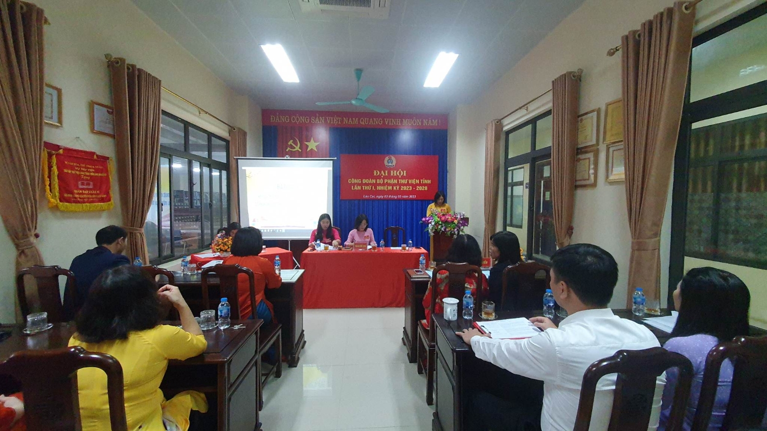 Khung cảnh hội nghị