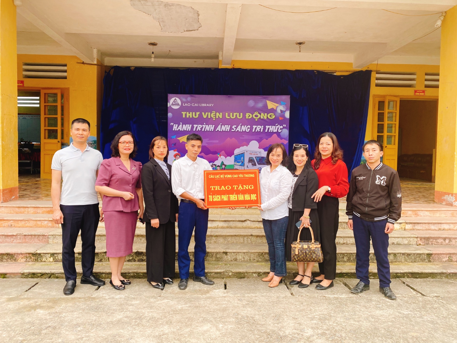 Thư viện tỉnh phối hợp với CLB Vùng cao yêu thương Trao tặng ''Tủ sách phát triển văn hóa đọc''