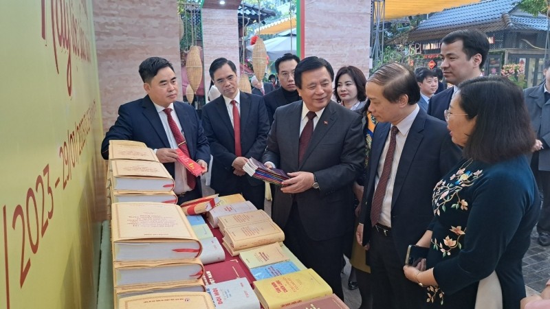 Học viện Chính trị Quốc gia Hồ Chí Minh phối hợp Nhà xuất bản Chính trị quốc gia Sự thật tổ chức lễ giới thiệu Bộ sách thường thức chính trị-bộ sách lý luận phổ thông về chủ nghĩa Mác-Lênin, tư tưởng Hồ Chí Minh và đường lối đổi mới đất nước ngày 3/