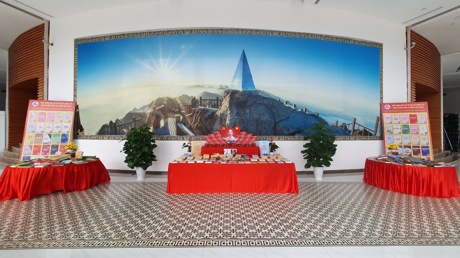 Khu vực trưng bày tư liệu của Thư viện tỉnh