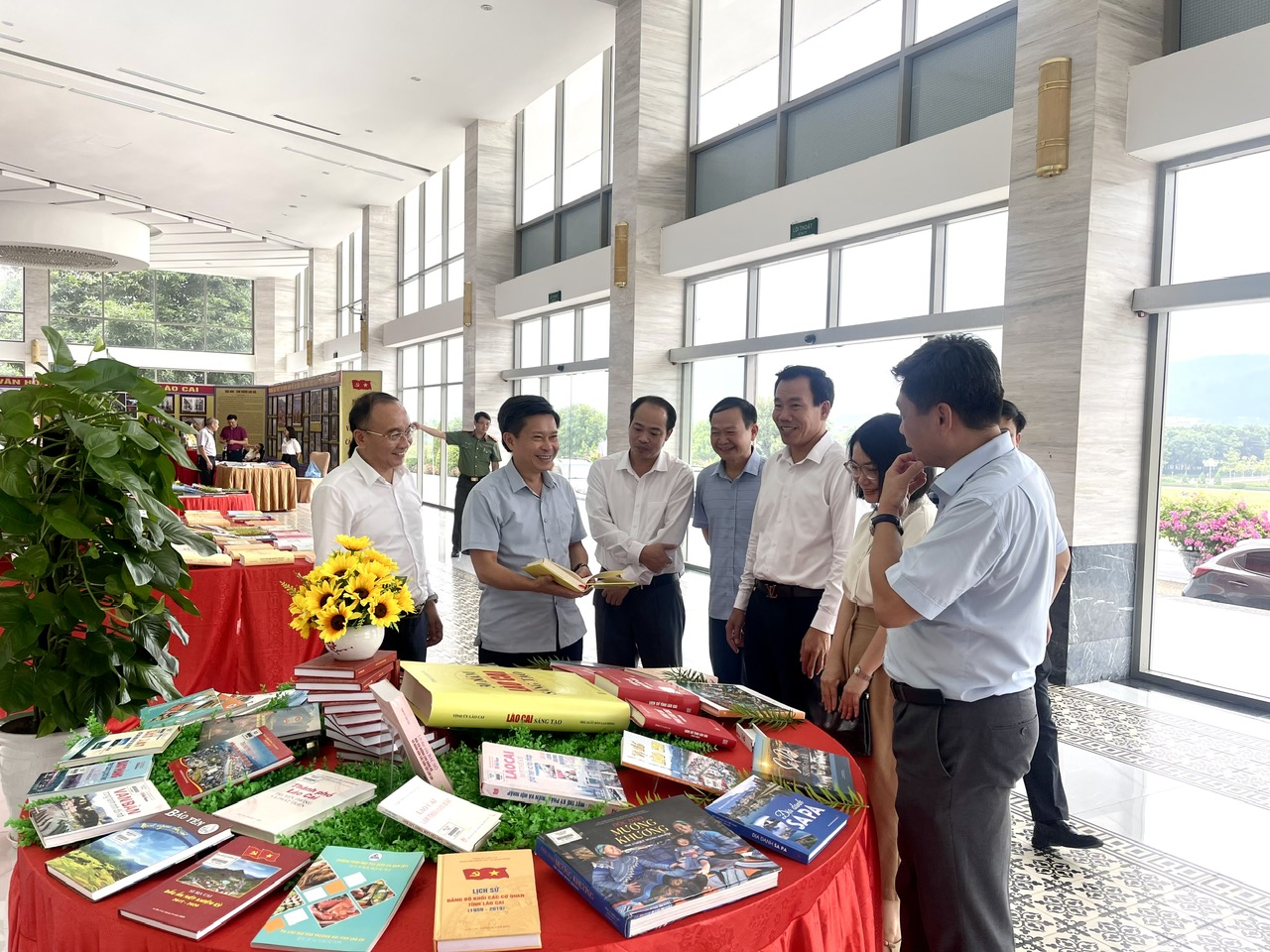 Đại biểu tham quan tại khu vực trưng bày của Thư viện tỉnh