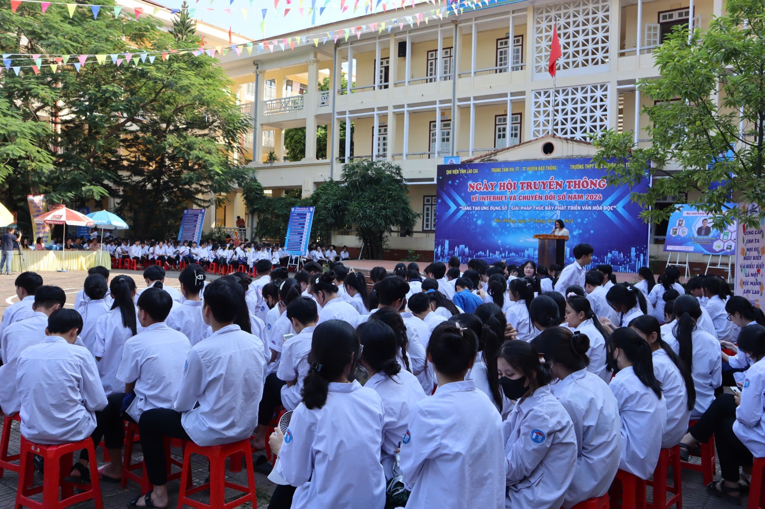 Quang cảnh ngày hội