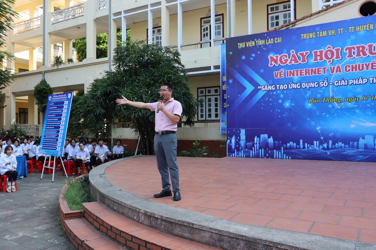 Diễn giả Nguyễn Quốc Vương - nhà nghiên cứu giáo dục - nhà hoạt động khuyến học giao lưu chia sẻ với học sinh nhà trường