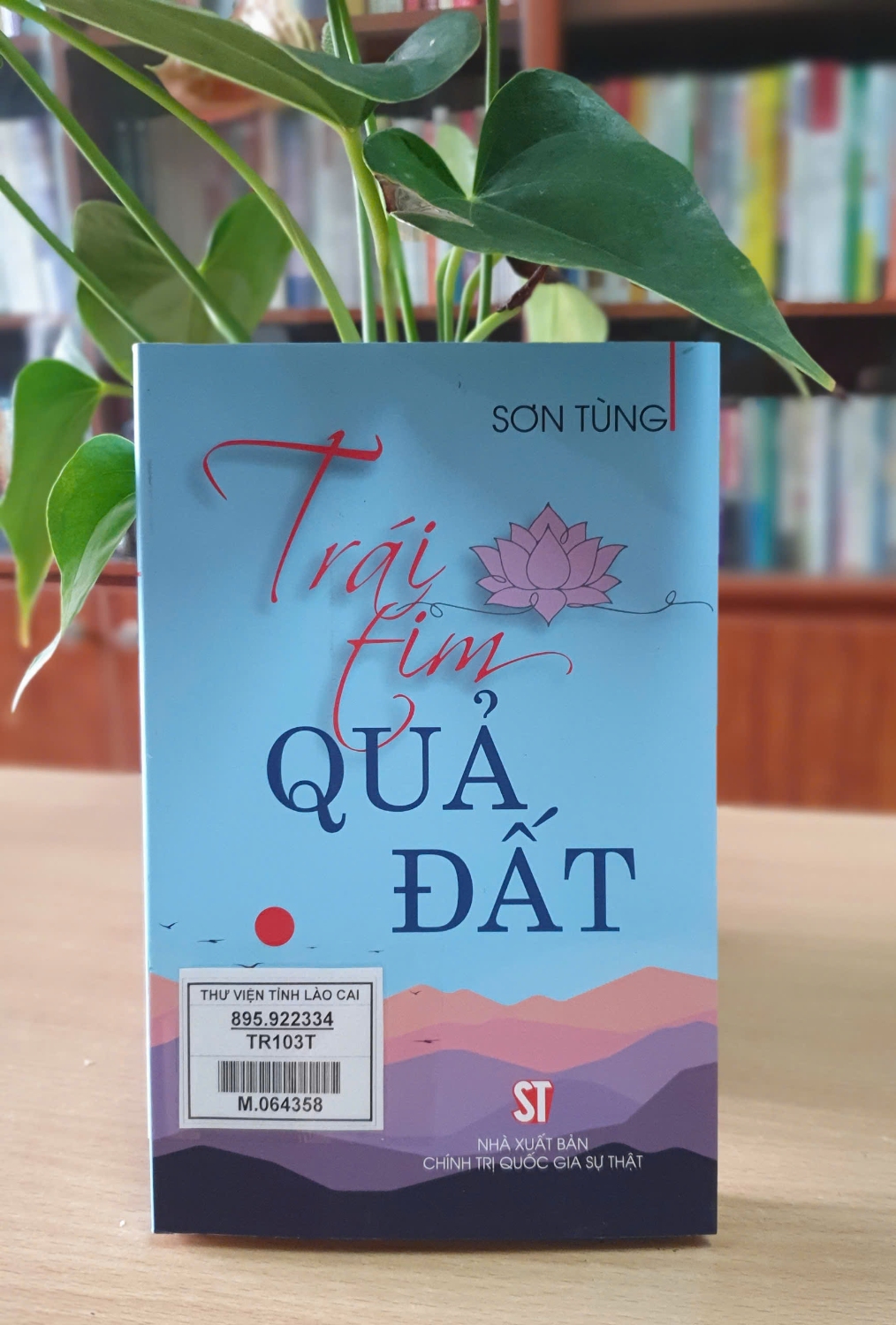 Trái tim quả đất - Thước phim chân thực về Chủ tịch Hồ Chí Minh: (Giới thiệu sách nhân Kỷ niệm 135 năm Ngày sinh Chủ tịch Hồ Chí Minh (1890-2025))