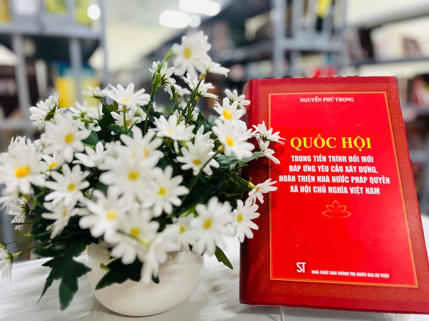Giới thiệu sách Chào mừng Đại hội đại biểu toàn quốc lần thứ XIV của Đảng: Quốc hội trong tiến trình đổi mới đáp ứng yêu cầu xây dựng, hoàn thiện nhà nước pháp quyền xã hội chủ nghĩa Việt Nam