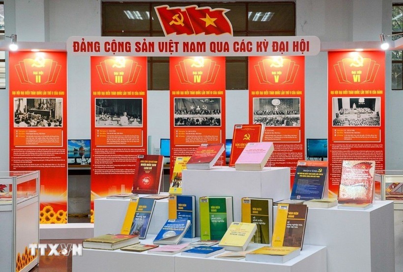 Triển lãm diễn ra từ ngày 26/1 - 26/2/2026, giới thiệu 800 tư liệu về Đảng Cộng sản Việt Nam qua các kỳ Đại hội.