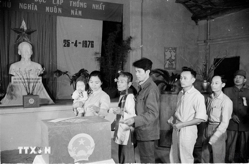Ngày 25/4/1976, nhân dân khắp hai miền Bắc - Nam nô nức tham gia Tổng tuyển cử bầu Quốc hội. Trong ảnh: Cử tri khu Ba Đình, Hà Nội bỏ phiếu bầu Quốc hội thống nhất năm 1976.