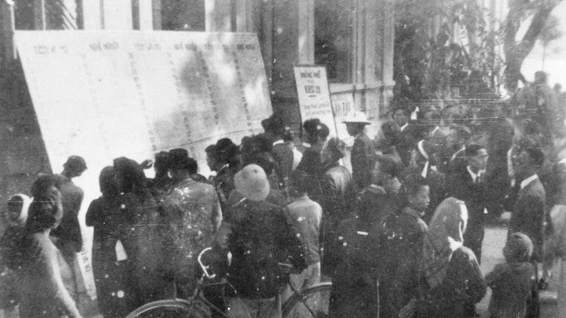 Cử tri Thủ đô xem danh sách, tiểu sử các đại biểu ra ứng cử năm 1946.