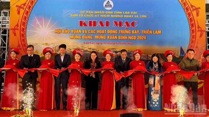 Các đại biểu cắt băng khai mạc Hội Báo Xuân Bính Ngọ 2026