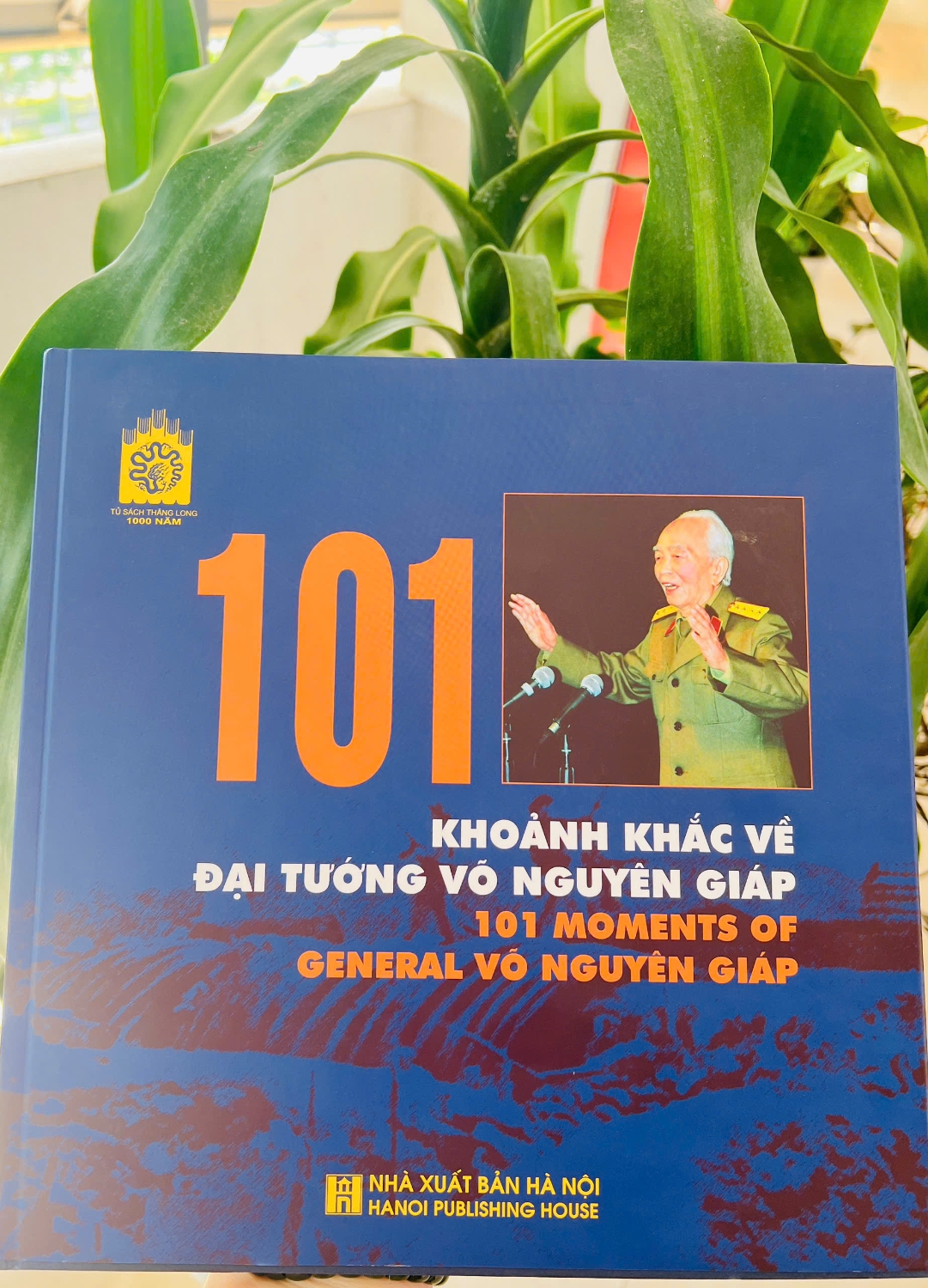 Giới thiệu sách Kỷ niệm 72 năm Chiến thắng Điện Biên Phủ (7/5/1954 - 7/5/2026): 101 khoảnh khắc về Đại tướng Võ Nguyên Giáp - Tầm vóc một huyền thoại!