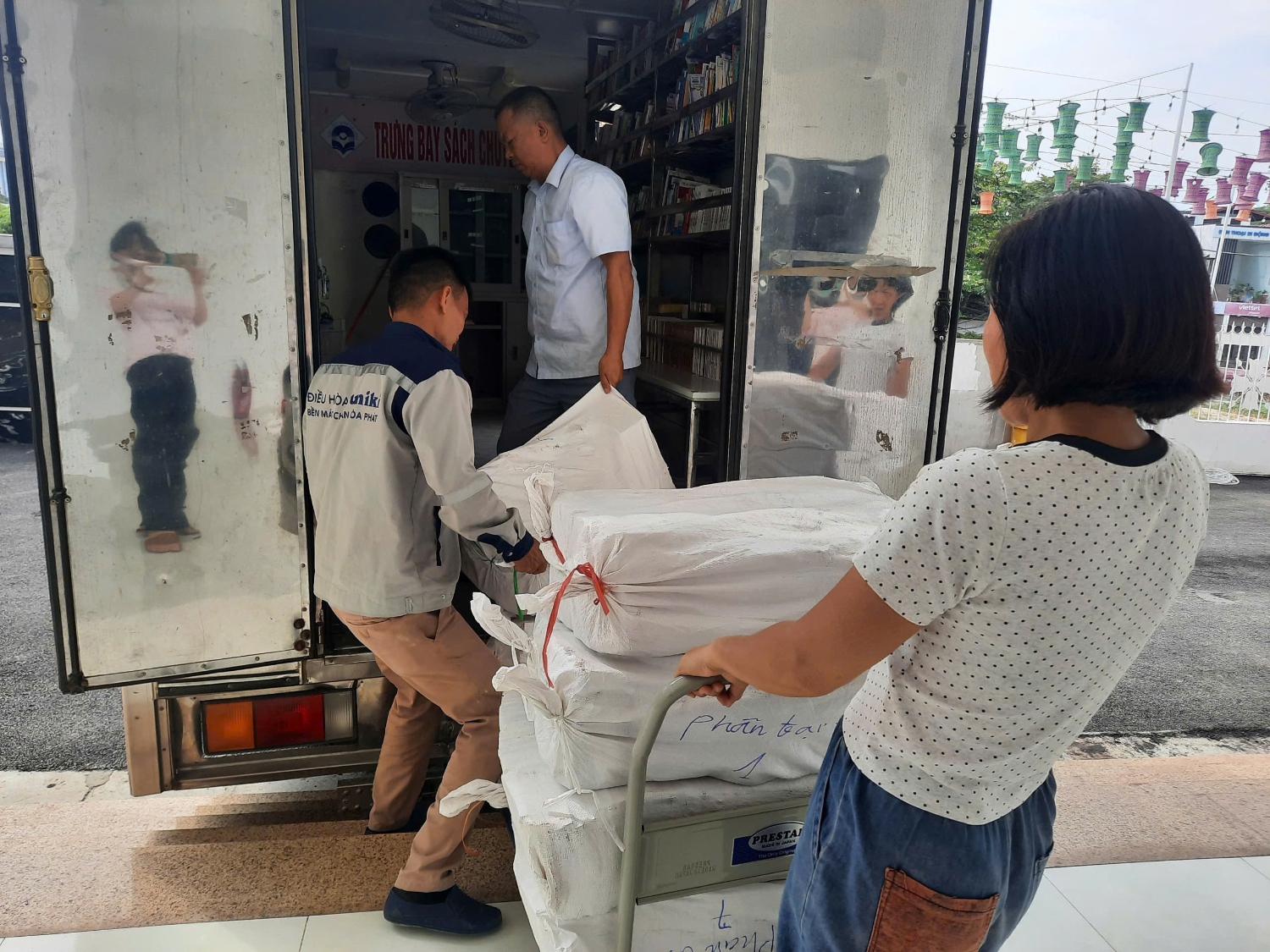 Hành trình mang tri thức đến Tủ sách hướng thiện