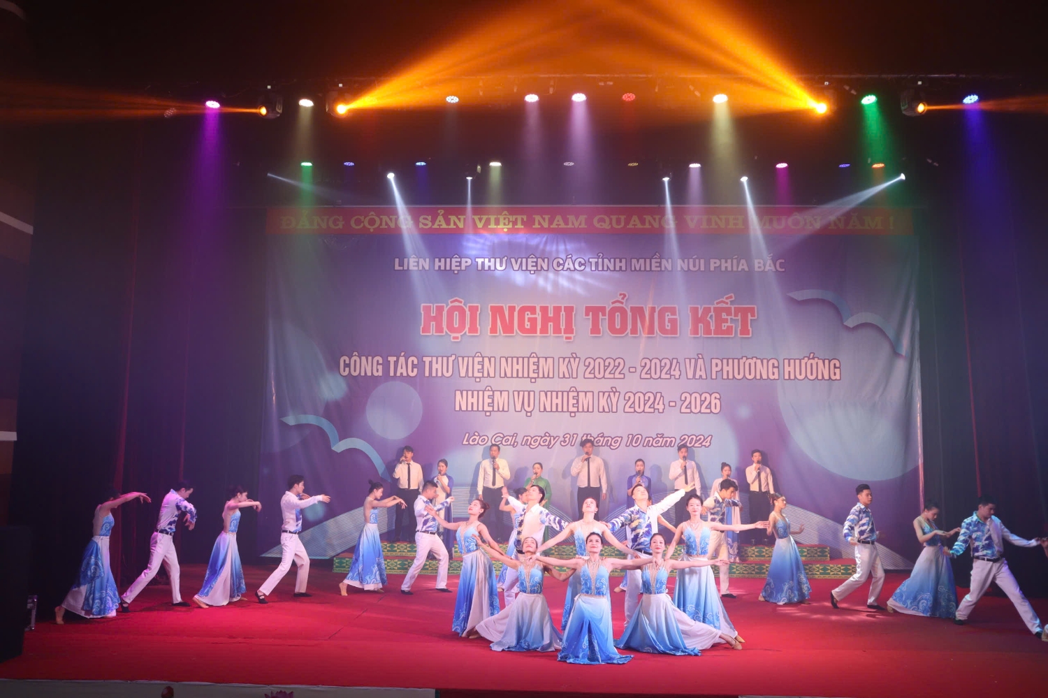 Tiết mục văn nghệ chào mừng hội nghị.